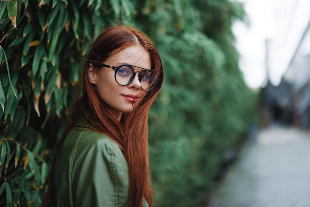 Kobiety z wadą wzroku często borykają się z problemem znalezienia oprawek okularowych, które nie tylko poprawią ich widzenie, ale także będą modne i stylowe